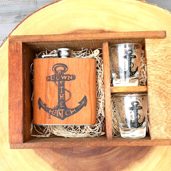 NWT SPITFIRE GIRL FLASK AND SHOT GLASSES SET - Picture 10 of 13